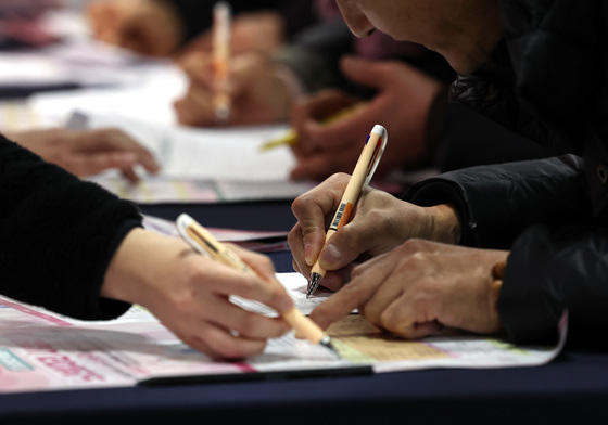 '글자 하나하나 짚어가며'