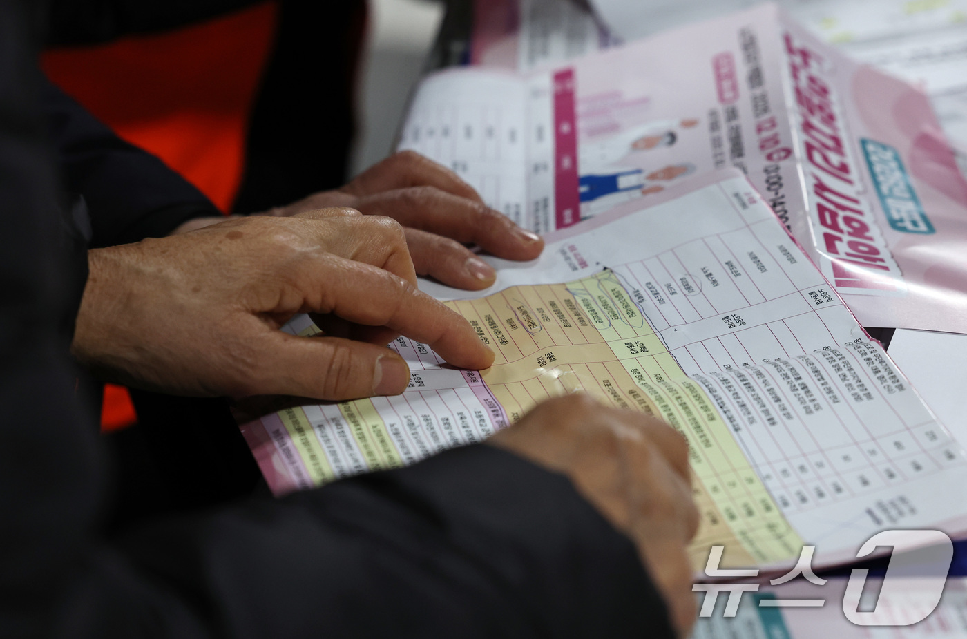 (서울=뉴스1) 구윤성 기자 = 10일 오후 서울 마포구청에서 열린 노인일자리 박람회에서 어르신들이 참가업체 모집요강을 살펴보고 있다. 2025.12.10/뉴스1