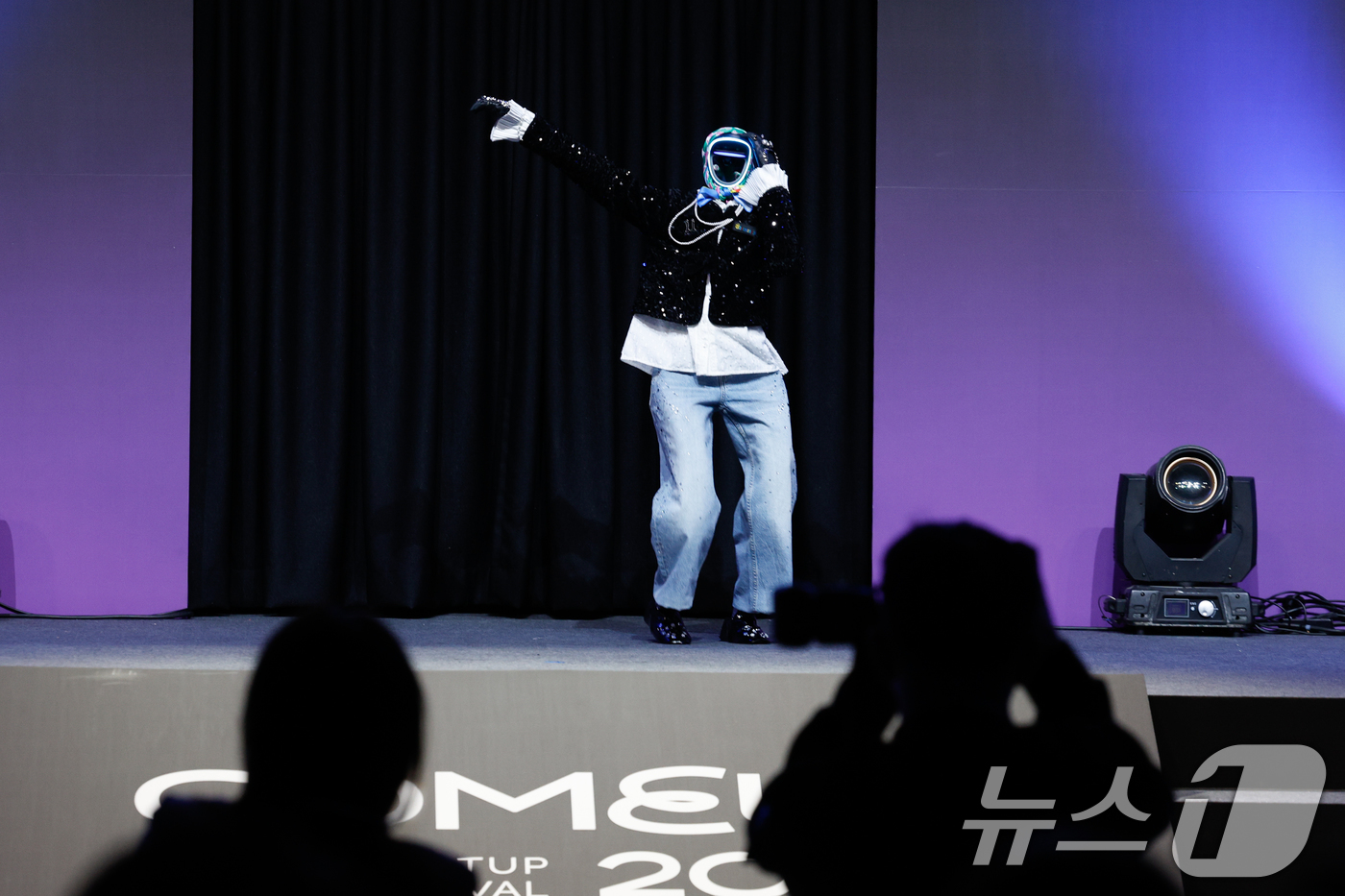 (서울=뉴스1) 안은나 기자 = 10일 서울 강남구 코엑스에서 열린 국내 최대 규모 글로벌 스타트업 페스티벌 '컴업(COME UP) 2025'에서 갤럭시코퍼레이션의 아이돌 휴머노이 …