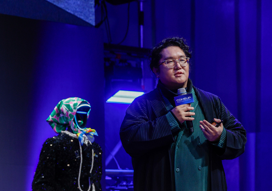 GD 복장의 로봇 소개하는 최용호 대표