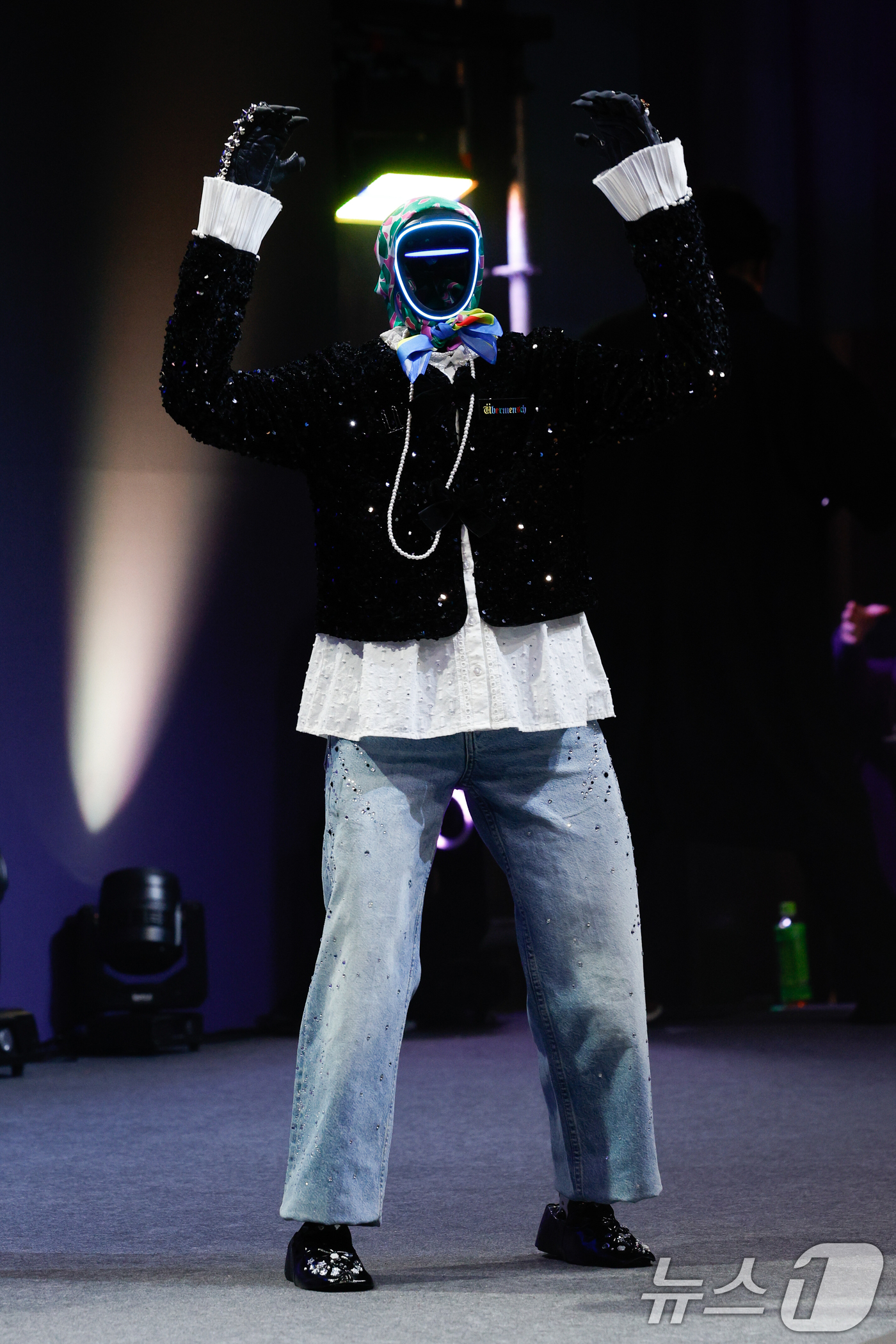 (서울=뉴스1) 안은나 기자 = 10일 서울 강남구 코엑스에서 열린 국내 최대 규모 글로벌 스타트업 페스티벌 '컴업(COME UP) 2025'에서 갤럭시코퍼레이션의 아이돌 휴머노이 …