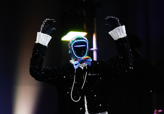 GD 복장의 휴머노이드 로봇