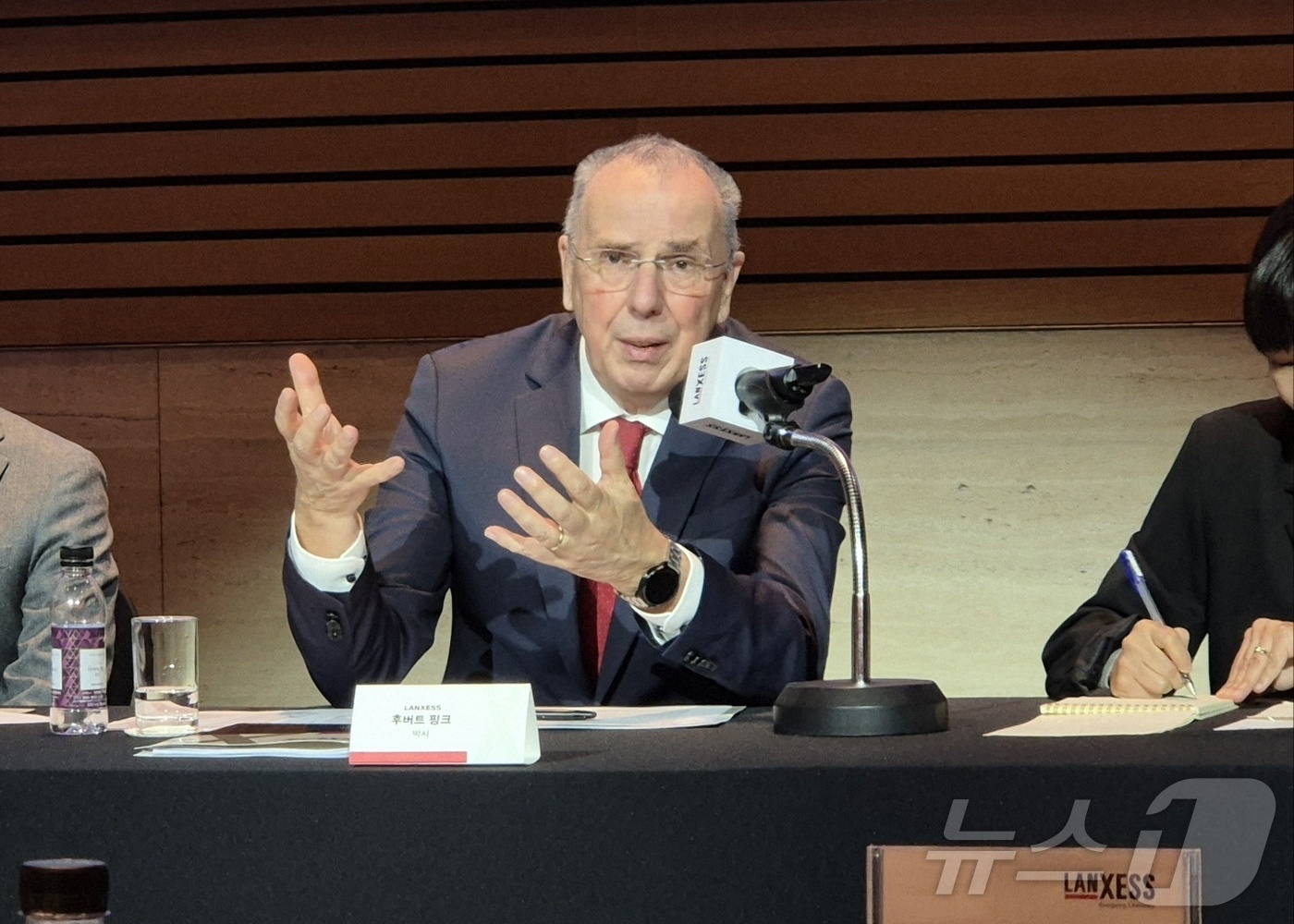 (서울뉴스1) 최동현 기자 = 후버트 핑크(Hubert Fink) 독일 랑세스 그룹 경영이사회 이사 겸 부회장이 10일 서울 여의도 FKI타워에서 열린 창립 20주년 기자간담회에서 …