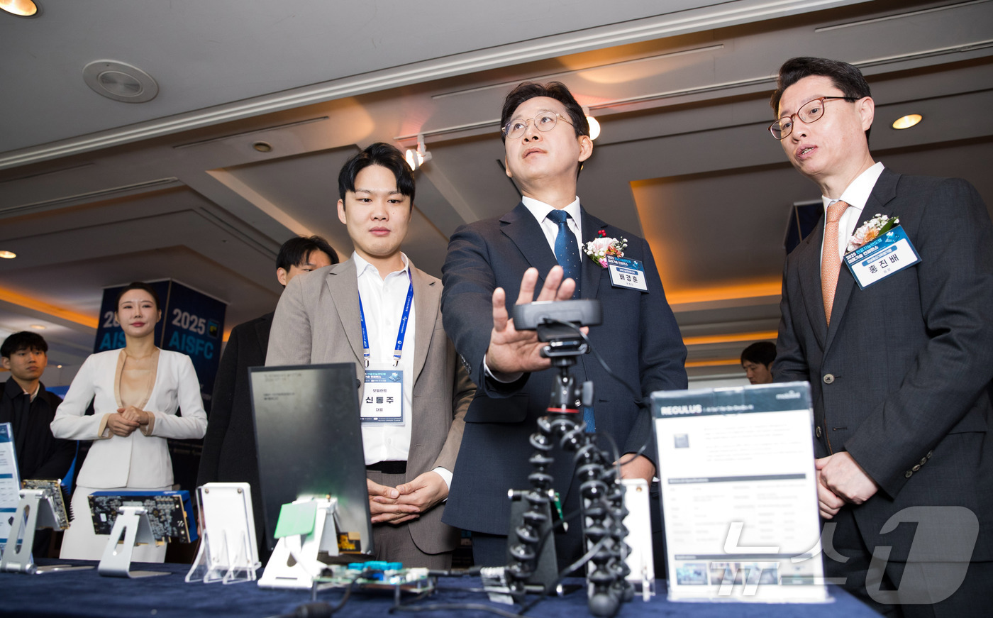 (서울=뉴스1) = 배경훈 부총리 겸 과학기술정보통신부 장관이 10일 오전 서울 중구 롯데호텔에서 열린 '2025 인공지능반도체 미래기술 컨퍼런스' 에 참석해 모빌린트 관계자로부터 …