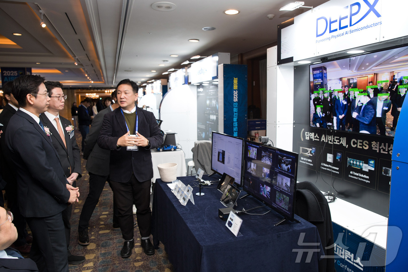 (서울=뉴스1) = 배경훈 부총리 겸 과학기술정보통신부 장관이 10일 오전 서울 중구 롯데호텔에서 열린 '2025 인공지능반도체 미래기술 컨퍼런스' 에 참석해 딥엑스 관계자로부터 …