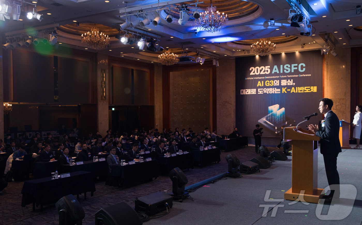 (서울=뉴스1) = 배경훈 부총리 겸 과학기술정보통신부 장관이 10일 오전 서울 중구 롯데호텔에서 열린 '2025 인공지능반도체 미래기술 컨퍼런스' 에 참석해 개회사를 하고 있다. …