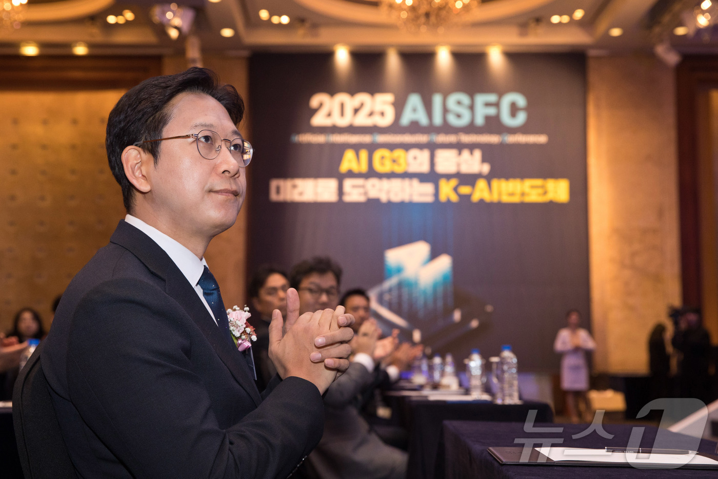 (서울=뉴스1) = 배경훈 부총리 겸 과학기술정보통신부 장관이 10일 오전 서울 중구 롯데호텔에서 열린 '2025 인공지능반도체 미래기술 컨퍼런스' 에서 참석자 소개를 듣고 있다. …