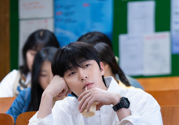 '현실 남친미' 입고 돌아온 '경도' 박서준