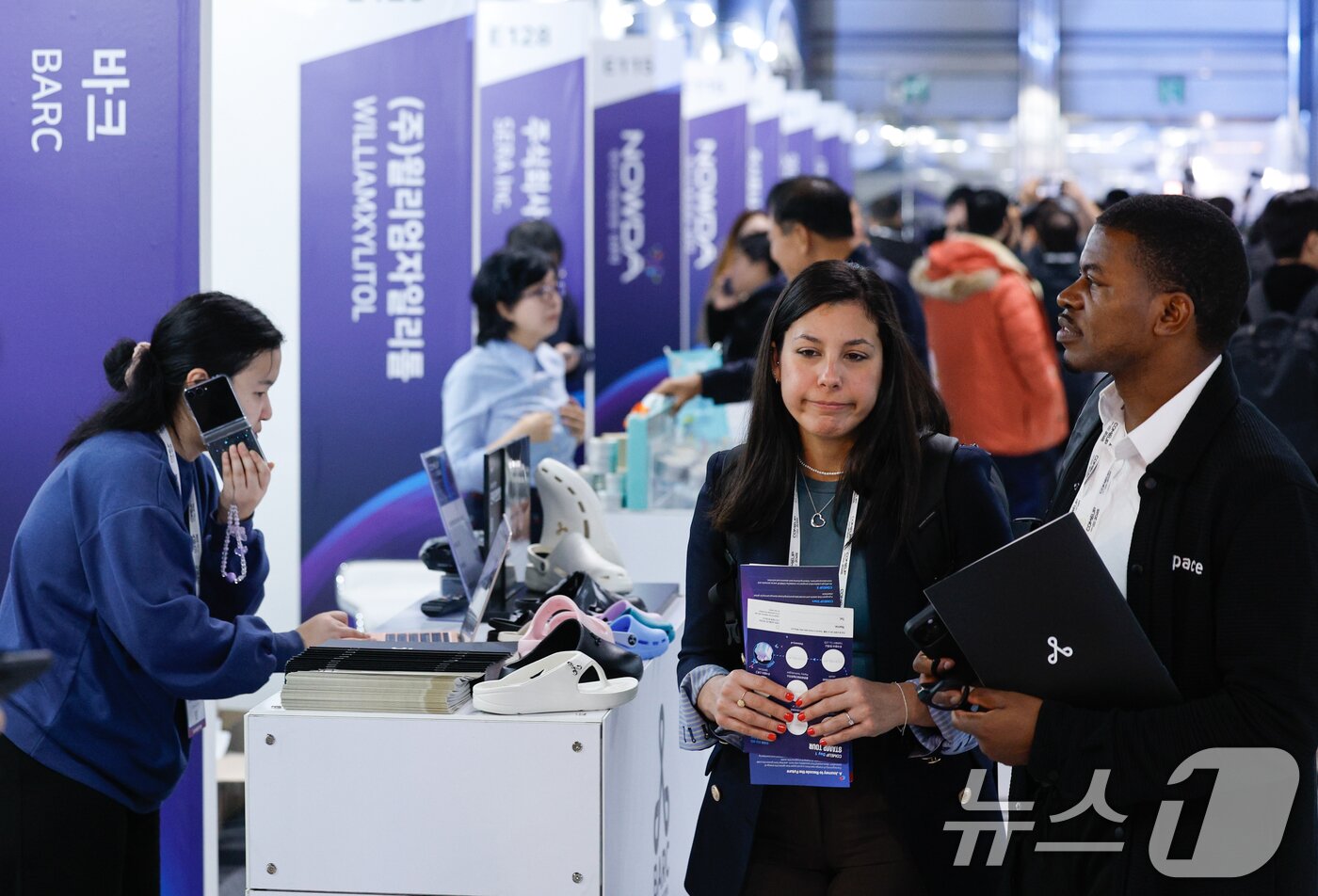 본문 이미지 - 10일 서울 강남구 코엑스에서 열린 국내 최대 규모 글로벌 스타트업 페스티벌 '컴업(COME UP) 2025'을 찾은 바이어들이 부스를 둘러보고 있다. 2025.12.10/뉴스1 ⓒ News1 안은나 기자