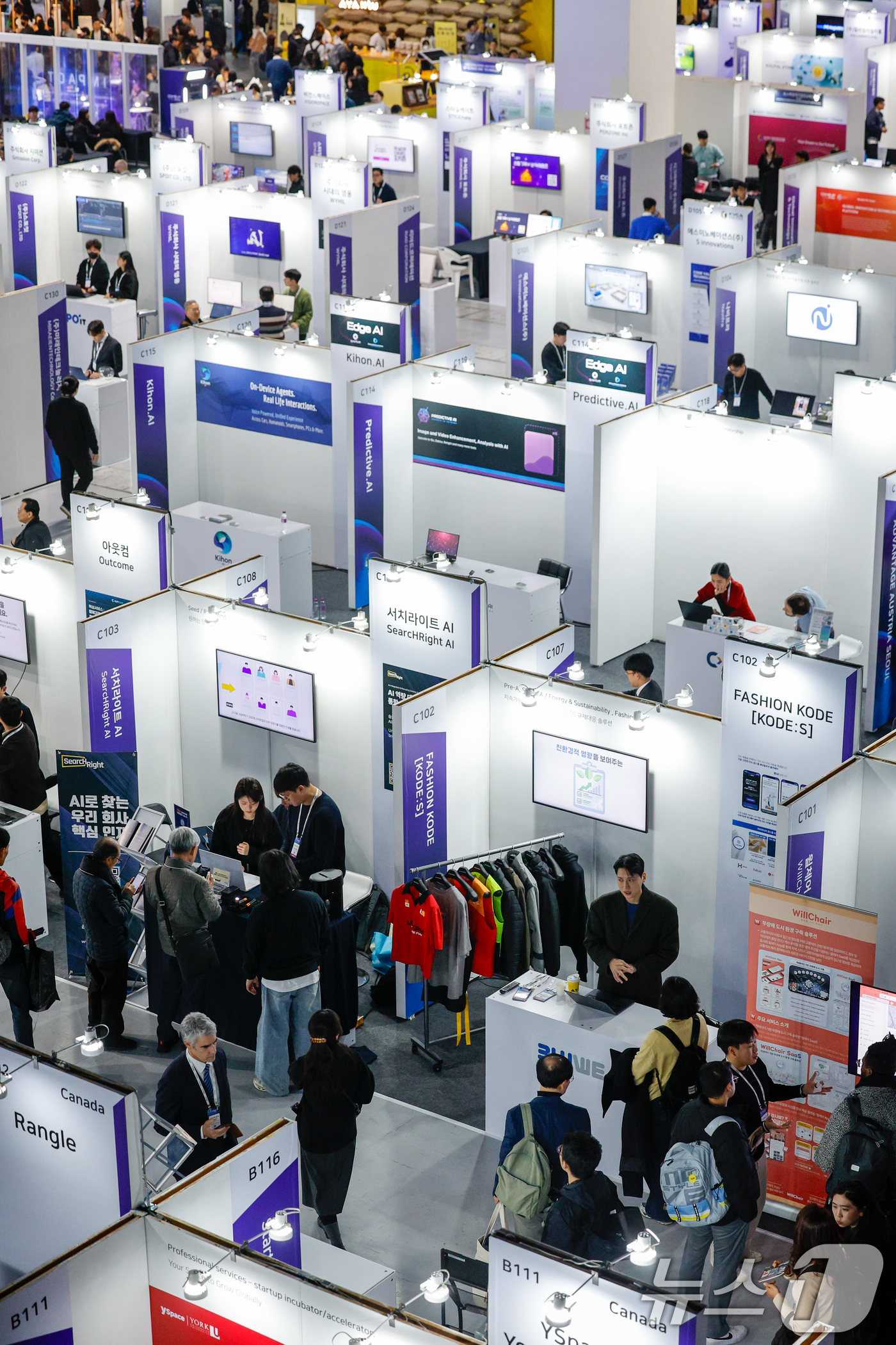 (서울=뉴스1) 안은나 기자 = 10일 서울 강남구 코엑스에서 열린 국내 최대 규모 글로벌 스타트업 페스티벌 '컴업(COME UP) 2025'를 찾은 관람객들이 부스를 둘러보고 있 …
