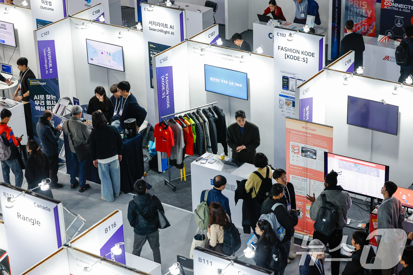 (서울=뉴스1) 안은나 기자 = 10일 서울 강남구 코엑스에서 열린 국내 최대 규모 글로벌 스타트업 페스티벌 '컴업(COME UP) 2025'를 찾은 관람객들이 부스를 둘러보고 있 …