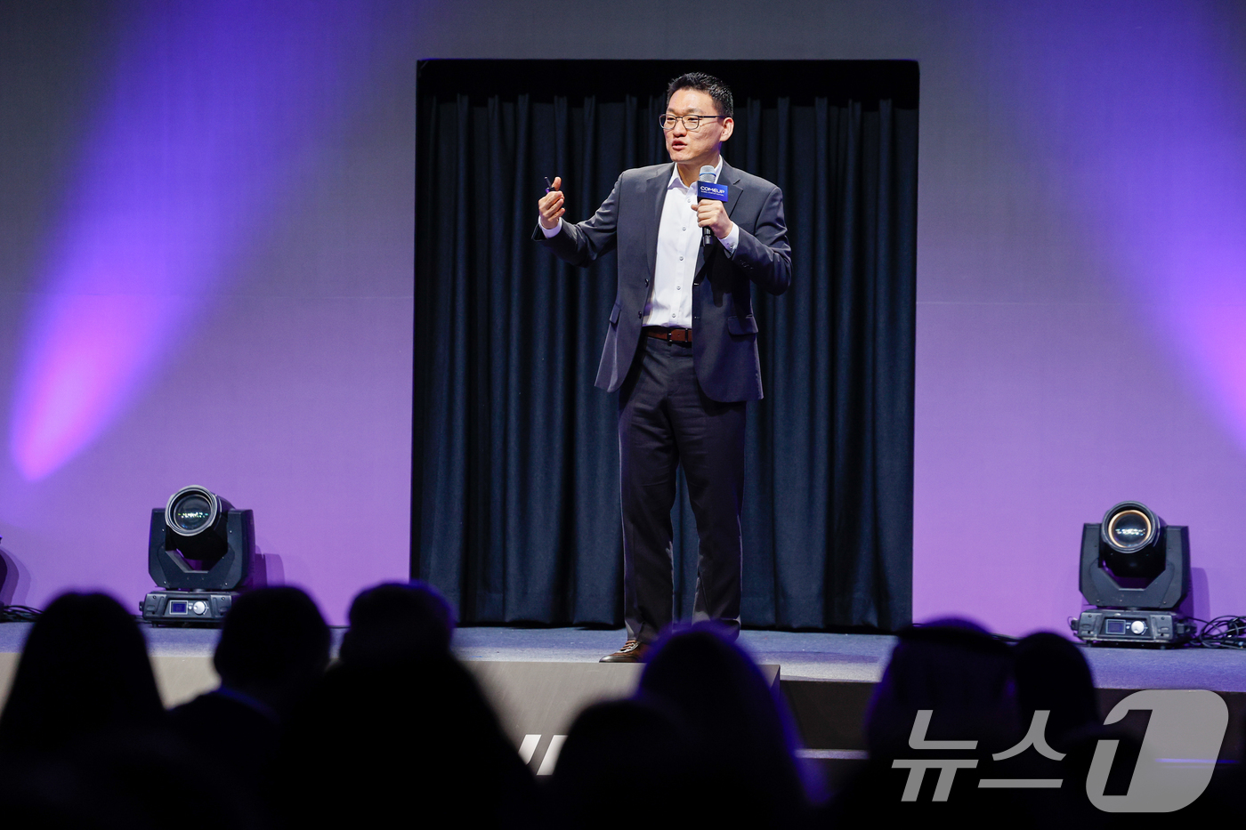 (서울=뉴스1) 안은나 기자 = 박성현 리벨리온 대표가 10일 서울 강남구 코엑스에서 열린 국내 최대 규모 글로벌 스타트업 페스티벌 '컴업(COME UP) 2025'에서 기조연설을 …