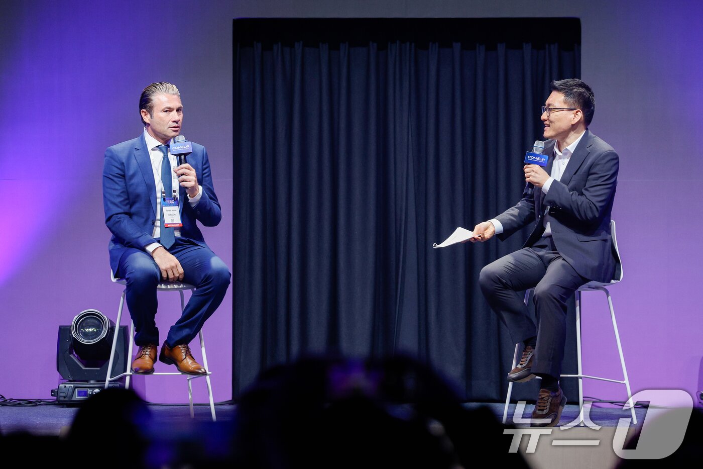 본문 이미지 - 타렉 아민&#40;Tareq Amin&#41; 휴메인&#40;Humain&#41; CEO와 박성현 리벨리온 대표가 10일 서울 강남구 코엑스에서 열린 국내 최대 규모 글로벌 스타트업 페스티벌 &#39;컴업&#40;COME UP&#41; 2025&#39;에서 1:1 비전 토크를 하고 있다. 2025.12.10/뉴스1 ⓒ News1 안은나 기자