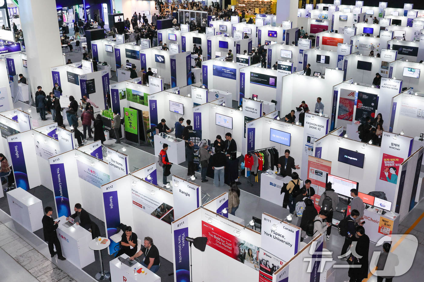 (서울=뉴스1) 안은나 기자 = 10일 서울 강남구 코엑스에서 열린 국내 최대 규모 글로벌 스타트업 페스티벌 '컴업(COME UP) 2025'를 찾은 관람객들이 부스를 둘러보고 있 …