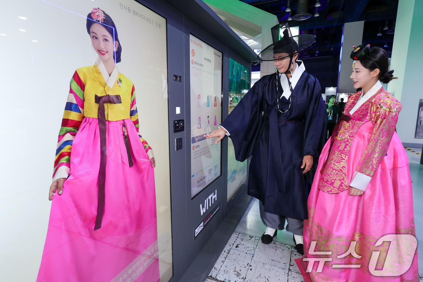 (서울=뉴스1) 안은나 기자 = 10일 서울 강남구 코엑스에서 열린 국내 최대 규모 글로벌 스타트업 페스티벌 '컴업(COME UP) 2025'에서 모델들이 AR 한복체험을 소개하고 …