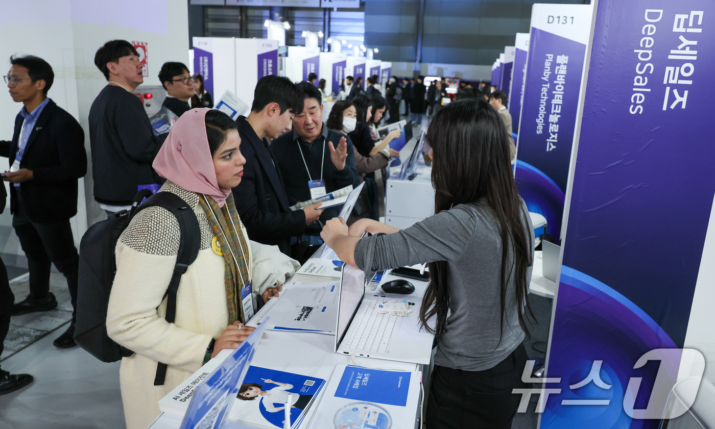 (서울=뉴스1) 안은나 기자 = 10일 서울 강남구 코엑스에서 열린 국내 최대 규모 글로벌 스타트업 페스티벌 '컴업(COME UP) 2025'을 찾은 바이어들이 부스 상담을 하고 …