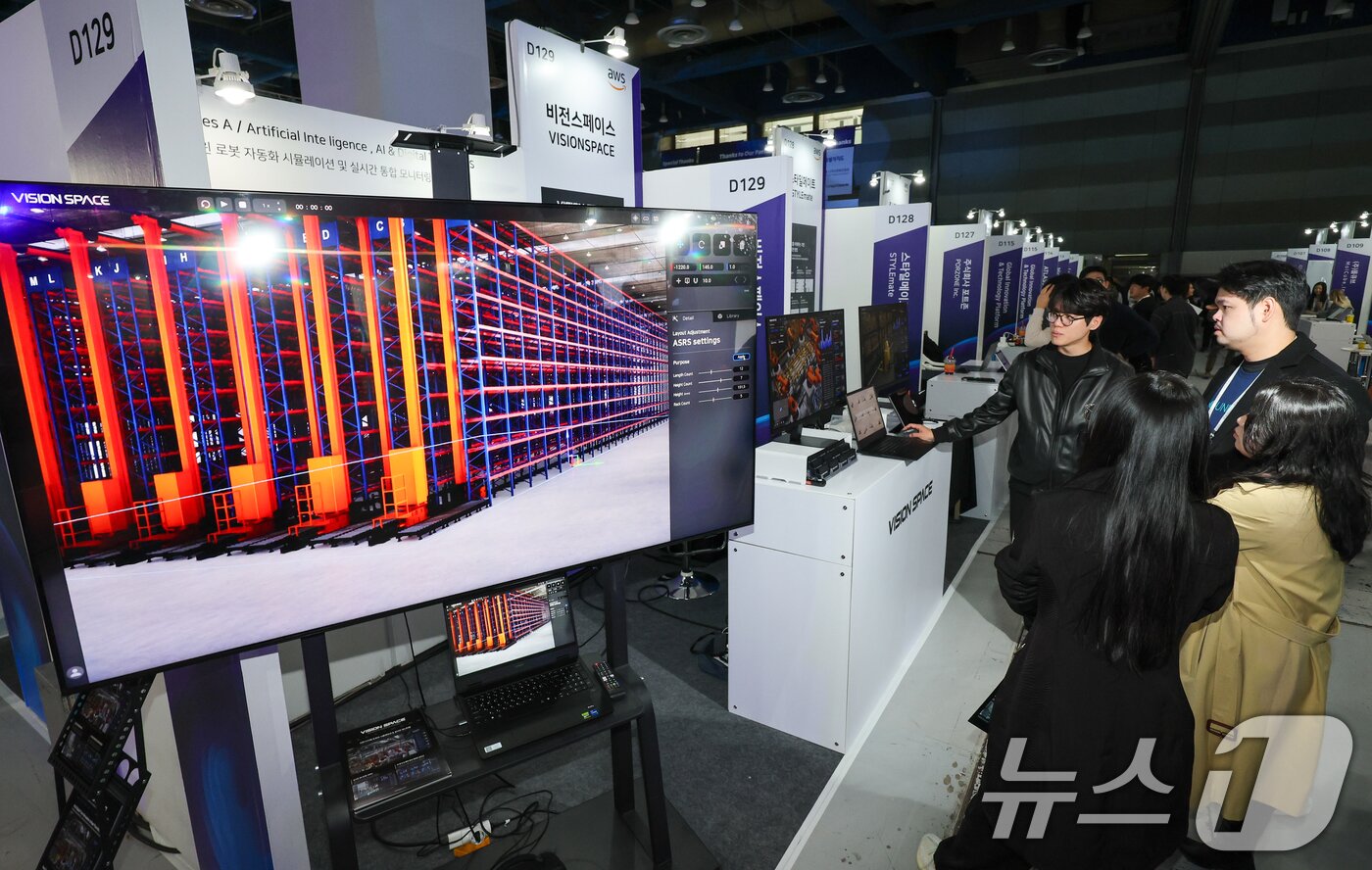 본문 이미지 - 10일 서울 강남구 코엑스에서 열린 국내 최대 규모 글로벌 스타트업 페스티벌 &#39;컴업&#40;COME UP&#41; 2025&#39; 비전스페이스 부스에서 관람객들이 디지털트윈 로봇 자동화 시뮬레이션 및 통합 모니터링 플랫폼에 대한 설명을 듣고 있다. 2025.12.10/뉴스1 ⓒ News1 안은나 기자