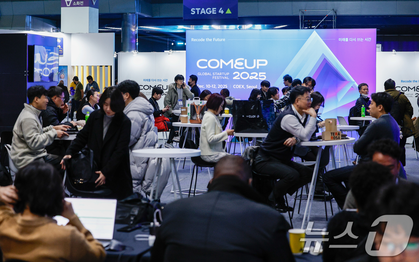 (서울=뉴스1) 안은나 기자 = 10일 서울 강남구 코엑스에서 열린 국내 최대 규모 글로벌 스타트업 페스티벌 '컴업(COME UP) 2025'이 인파로 붐비고 있다. 2025.12 …