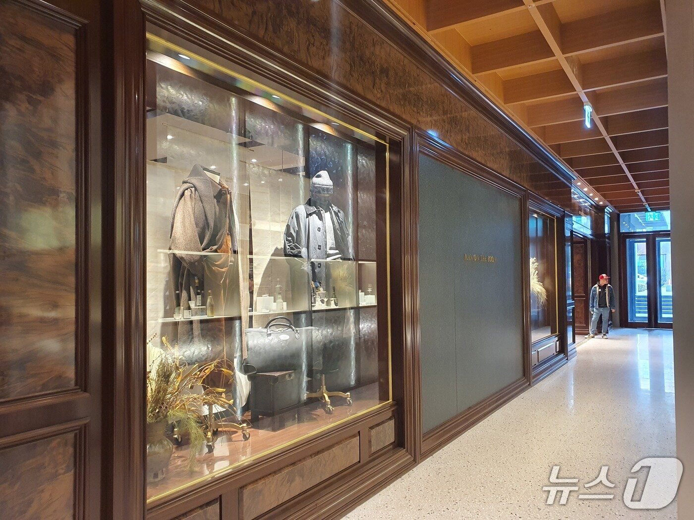 본문 이미지 - &#39;하우스오브신세계 청담&#39; 지상 1층 남성복 브랜드 &#39;맨온더분&#39;.