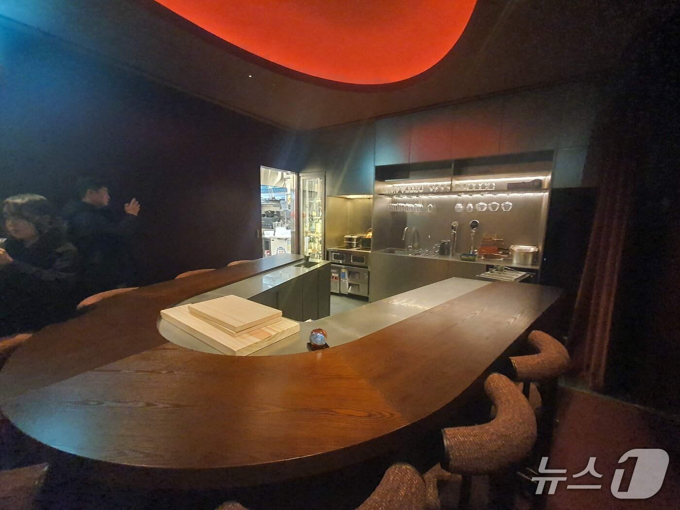 본문 이미지 - &#39;하우스오브신세계 청담&#39; 지상 1층 다이닝 레스토랑 &#39;모노로그&#39; 내부.