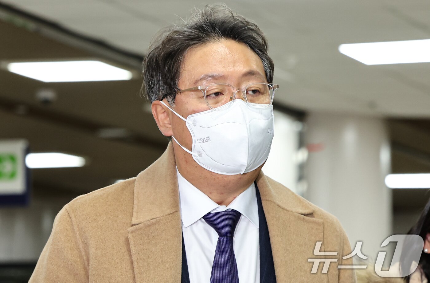 본문 이미지 - &#39;쌍방울 대북 송금 사건&#39; 관련 업무상 횡령 혐의를 받는 방용철 전 쌍방울 부회장이 10일 서울 서초구 중앙지방법원에서 열린 구속 전 피의자 심문&#40;영장실질심사&#41;에 출석하고 있다. 2025.12.10/뉴스1 ⓒ News1 김도우 기자