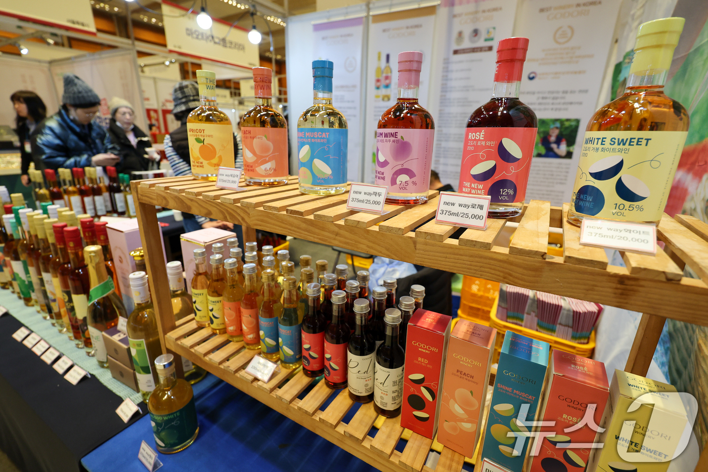 (서울=뉴스1) 안은나 기자 = 10일 서울 강남구 코엑스에서 열린 설맞이 명절선물전 고도리 부스에 전통주가 진열돼 있다.선물 시장 흐름 및 소비 트렌드 제시, 전통·로컬 우수 상 …