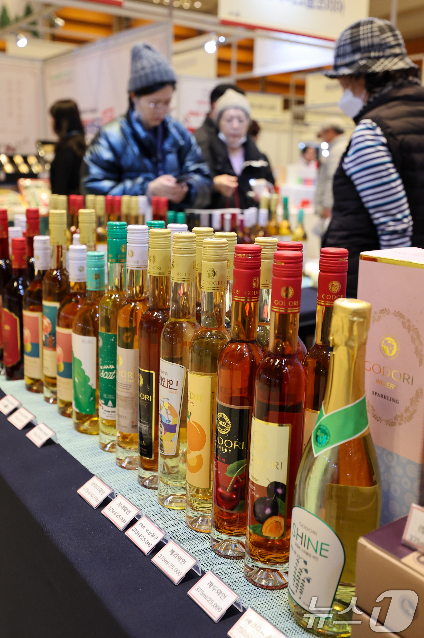 (서울=뉴스1) 안은나 기자 = 10일 서울 강남구 코엑스에서 열린 설맞이 명절선물전 고도리 부스에 전통주가 진열돼 있다.선물 시장 흐름 및 소비 트렌드 제시, 전통·로컬 우수 상 …