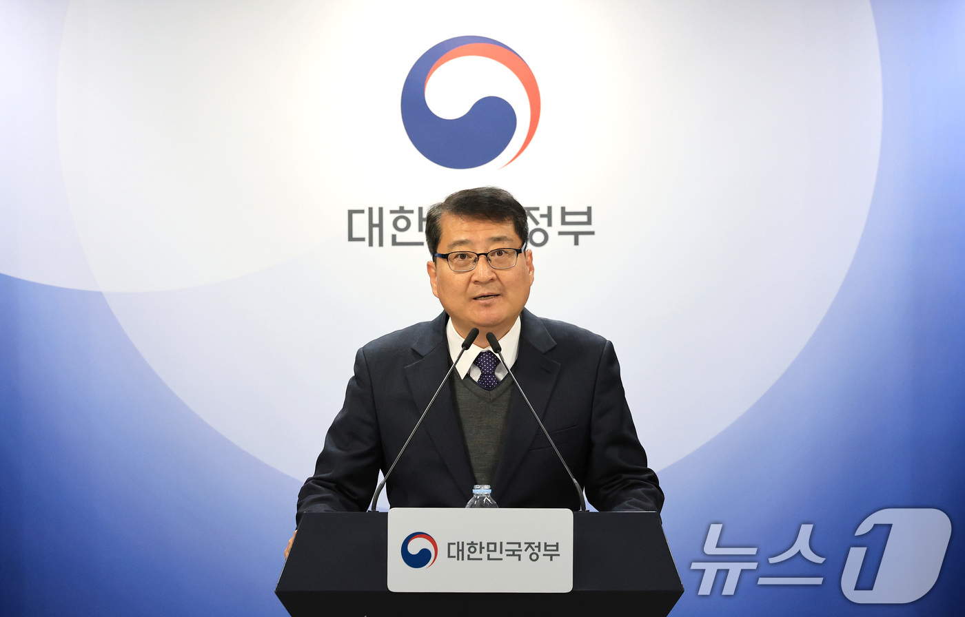 (서울=뉴스1) 임세영 기자 = 김경우 과학기술정보통신부 전파정책기획과장이 10일 서울 종로구 정부서울청사에서 이동통신 주파수 재할당 세부 정책방안 브리핑을 하고 있다. 2025. …