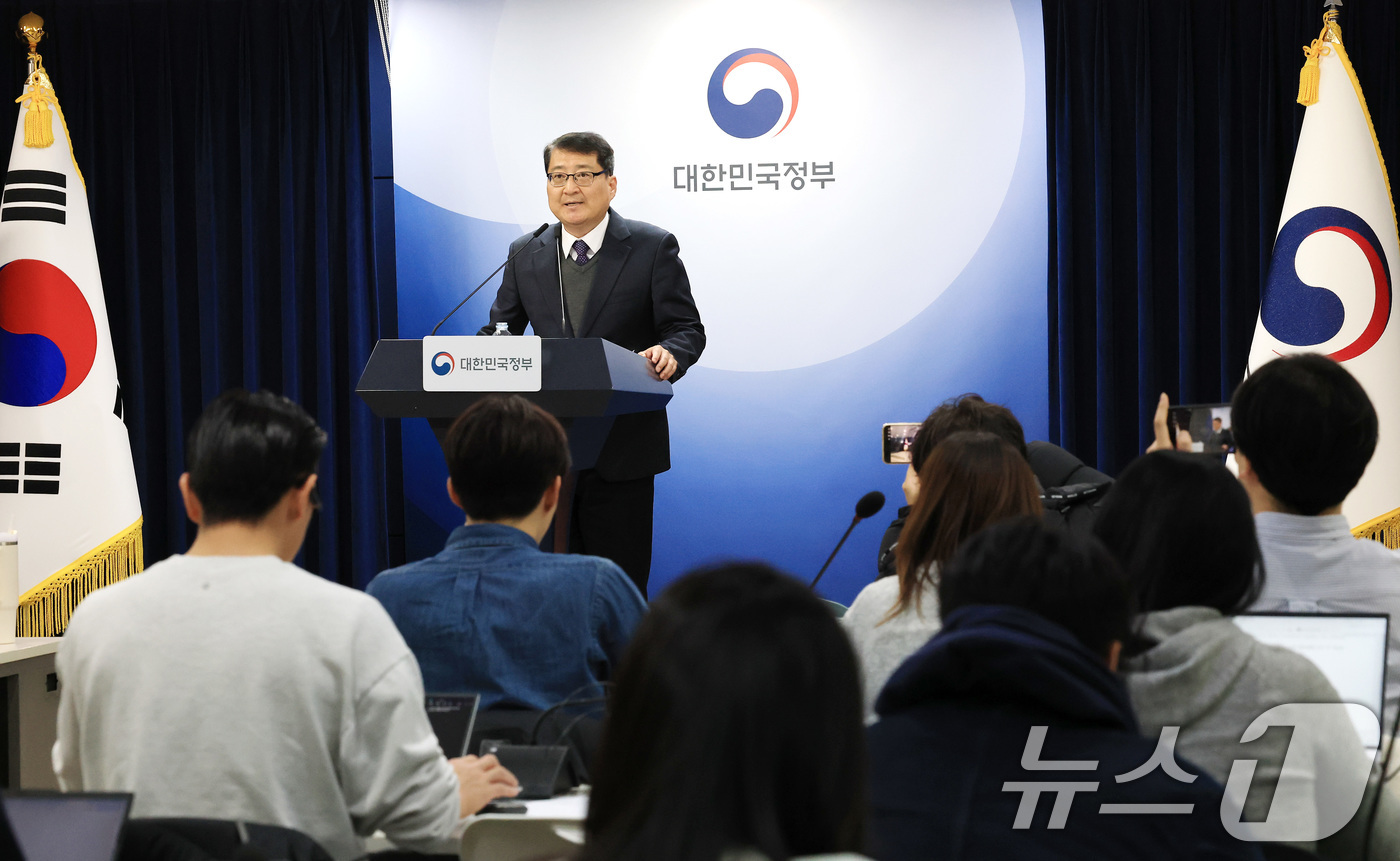 (서울=뉴스1) 임세영 기자 = 김경우 과학기술정보통신부 전파정책기획과장이 10일 서울 종로구 정부서울청사에서 이동통신 주파수 재할당 세부 정책방안 브리핑을 하고 있다. 2025. …