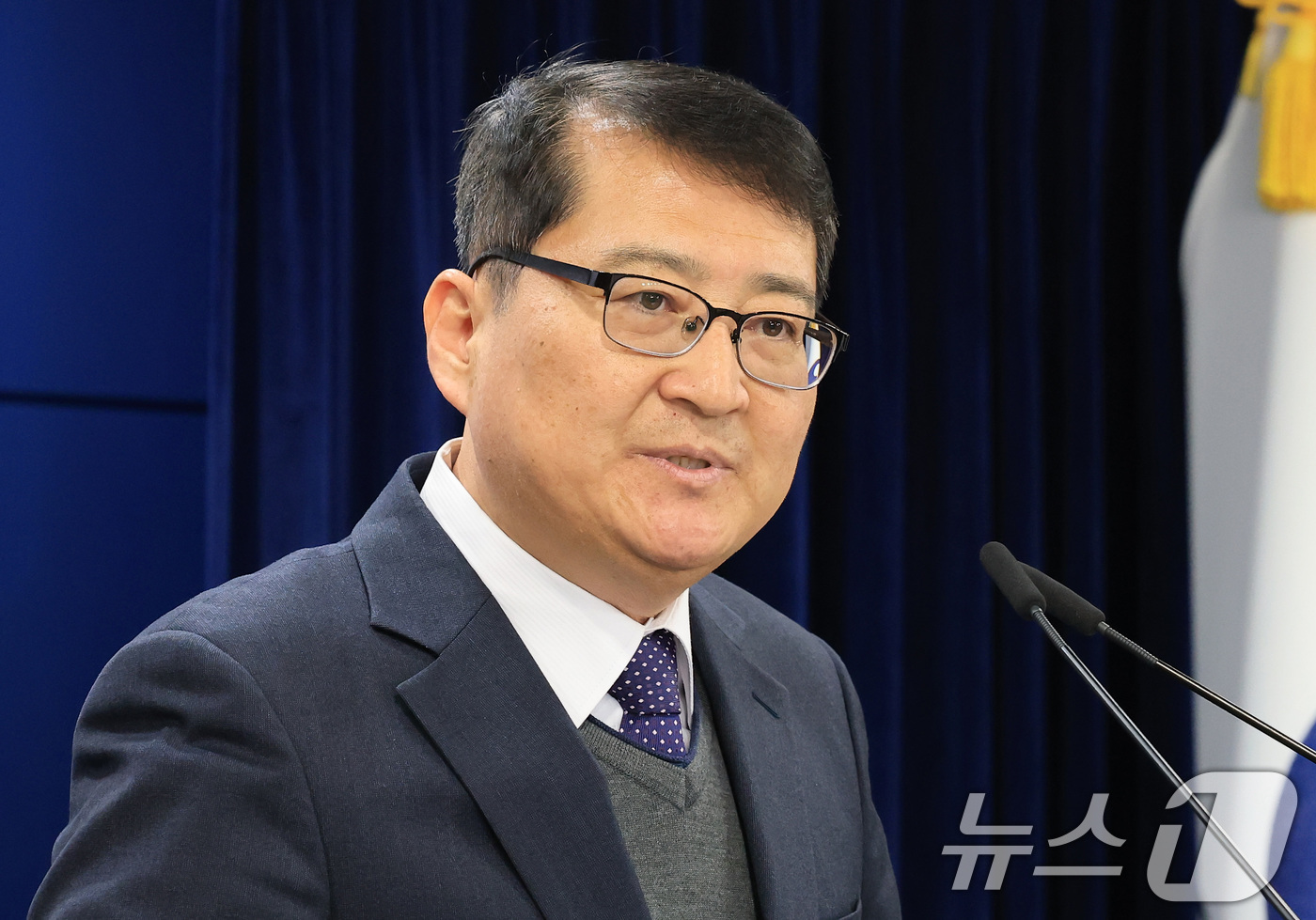 (서울=뉴스1) 임세영 기자 = 김경우 과학기술정보통신부 전파정책기획과장이 10일 서울 종로구 정부서울청사에서 이동통신 주파수 재할당 세부 정책방안 브리핑을 하고 있다. 2025. …