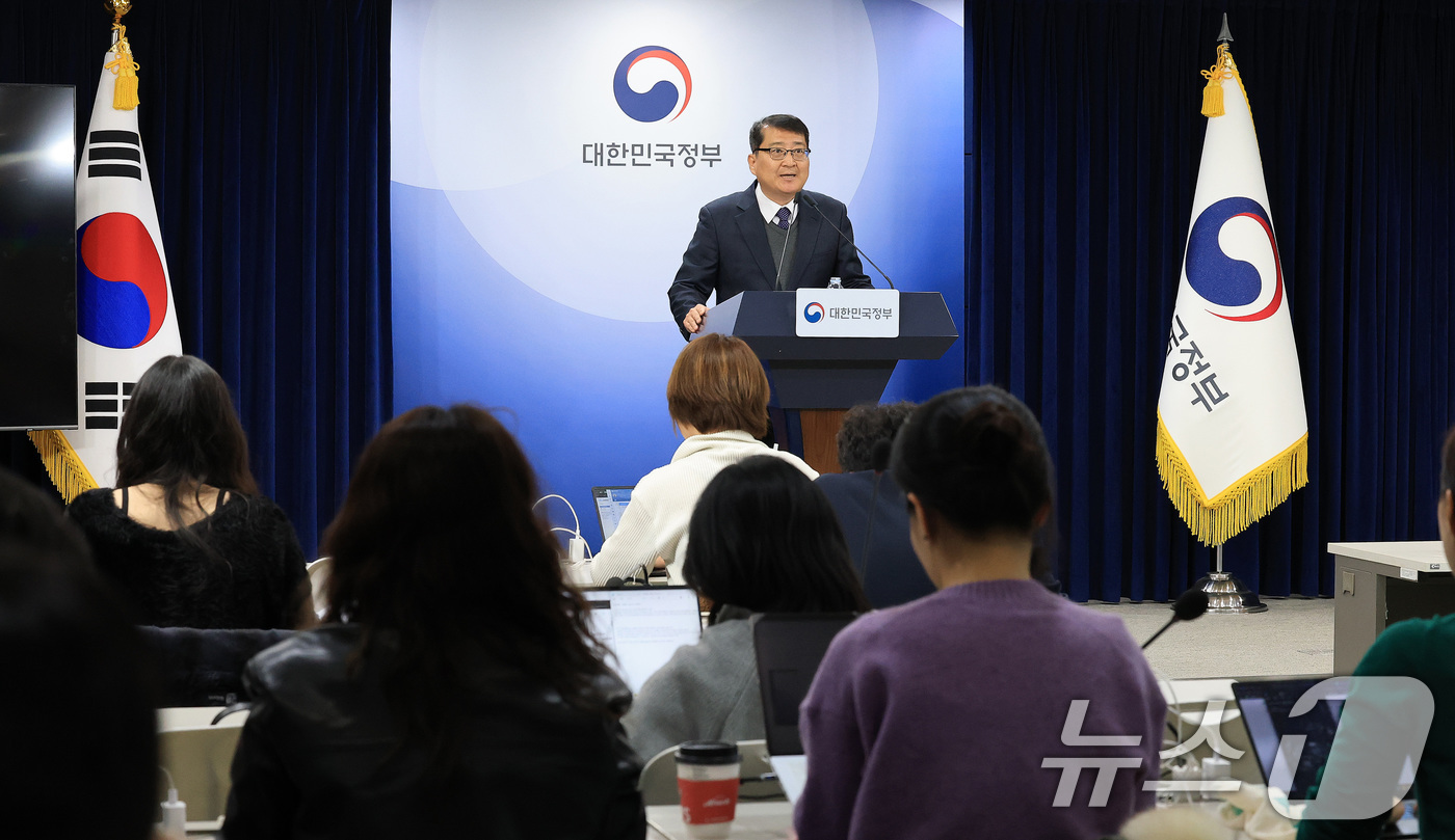 (서울=뉴스1) 임세영 기자 = 김경우 과학기술정보통신부 전파정책기획과장이 10일 서울 종로구 정부서울청사에서 이동통신 주파수 재할당 세부 정책방안 브리핑을 하고 있다. 2025. …