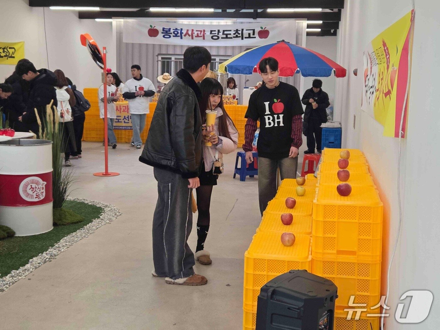 본문 이미지 - 지난 6~7일 서울 성수동에서 열린 &#39;봉화사과 팝업스토어&#39;에 방문객들이 게임에 참여하고 있다. &#40;봉화군 제공. 재판매 및 DB 금지&#41;2025.12.10/뉴스1