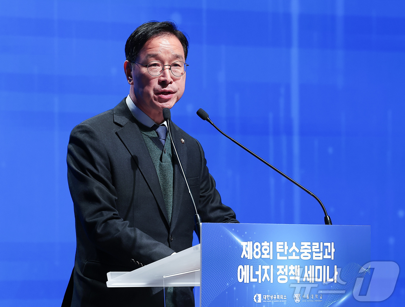 (서울=뉴스1) 김성진 기자 = 위성곤 국회 기후위기특별위원회 위원장이 10일 서울 중구 대한상공회의소에서 열린 제8회 탄소중립과 에너지 정책 세미나에서 축사를 하고 있다. 202 …