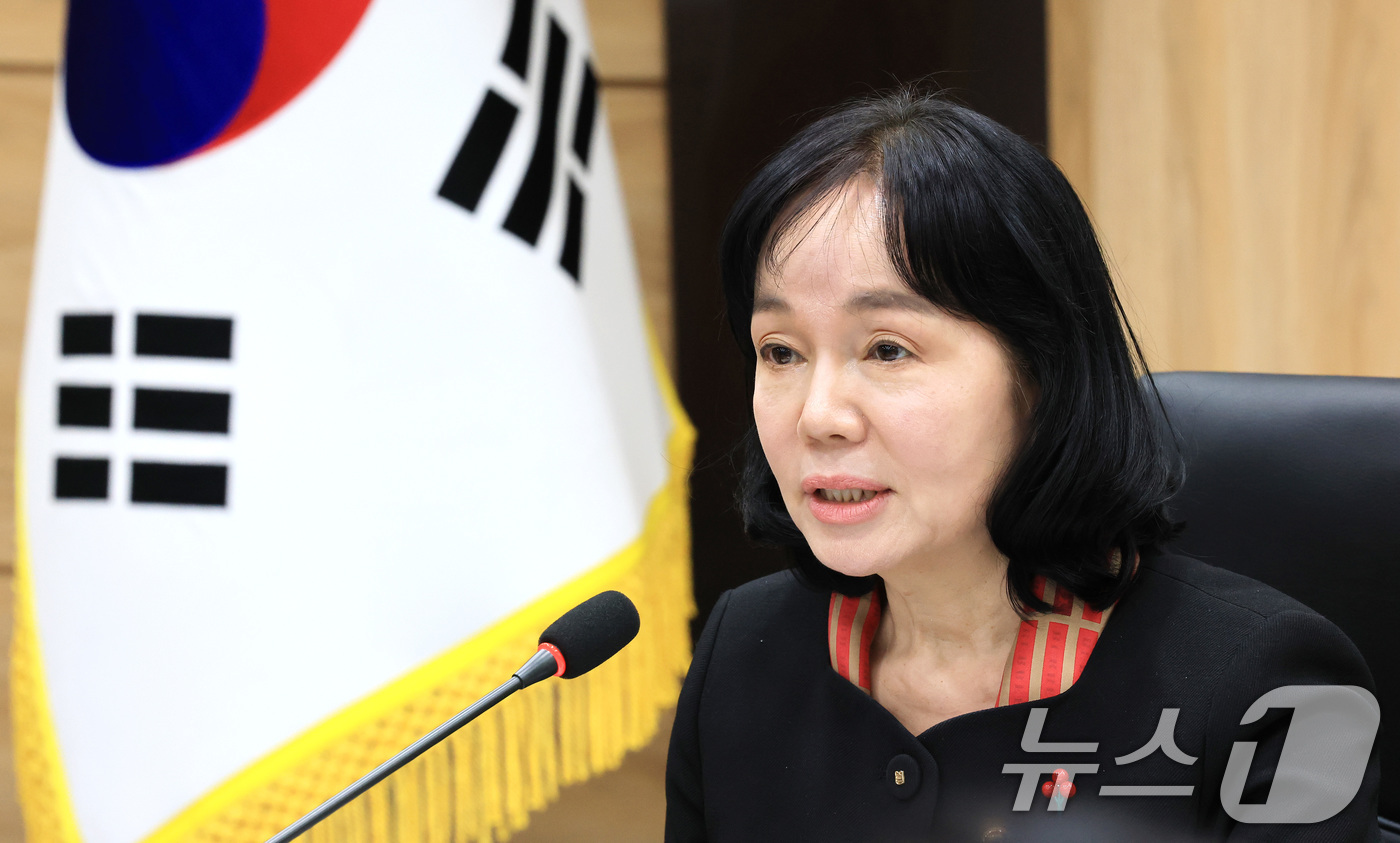 (서울=뉴스1) 임세영 기자 = 송경희 개인정보보호위원회 위원장이 10일 서울 종로구 정부서울청사에서 열린 개인정보보호위원회 전체회의에서 모두발언을 하고 있다.  2025.12.1 …