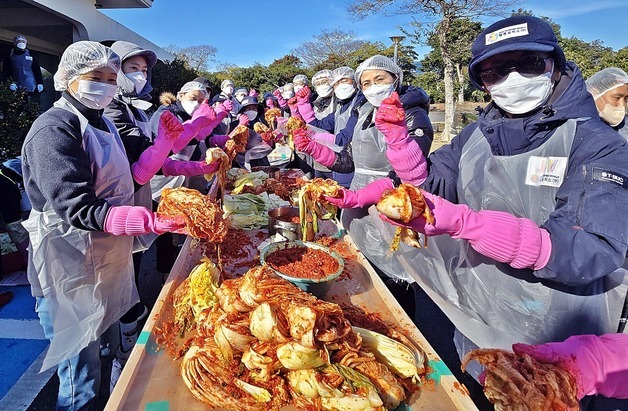 제주신화월드 행복공작소, 취약계층에 김장김치 나눔