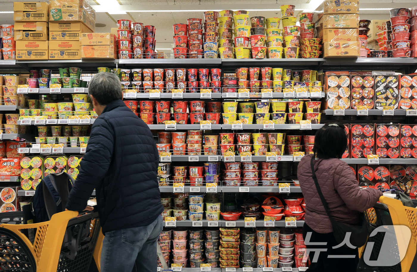 (서울=뉴스1) 이호윤 기자 = 10일 서울시내 한 대형마트에 컵라면이 진열돼 있다. 지난 9일 관세청에 따르면 올해 1~11월 농·축·수·산물, 가공식품 등 K-푸드 수출액은 1 …