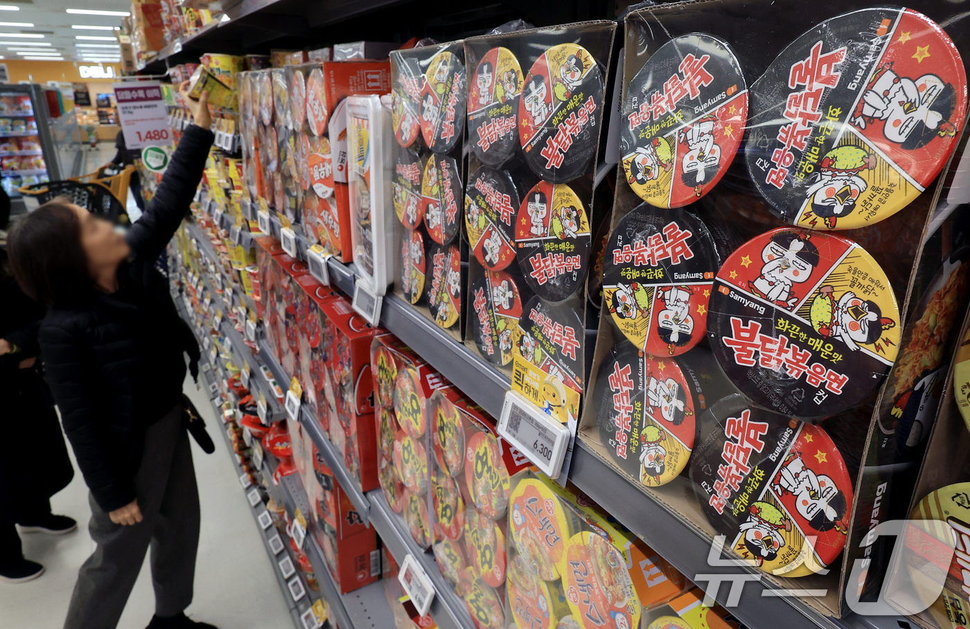 (서울=뉴스1) 이호윤 기자 = 10일 서울시내 한 대형마트에 컵라면이 진열돼 있다. 지난 9일 관세청에 따르면 올해 1~11월 농·축·수·산물, 가공식품 등 K-푸드 수출액은 1 …