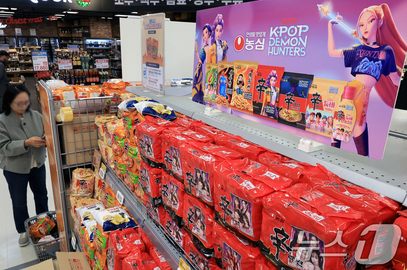 (서울=뉴스1) 이호윤 기자 = 10일 서울시내 한 대형마트에 라면이 진열돼 있다. 지난 9일 관세청에 따르면 올해 1~11월 농·축·수·산물, 가공식품 등 K-푸드 수출액은 1년 …