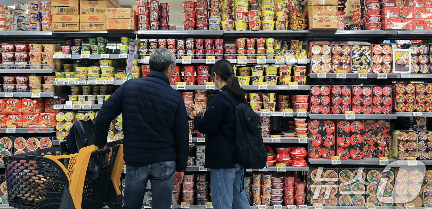(서울=뉴스1) 이호윤 기자 = 10일 서울시내 한 대형마트에 컵라면이 진열돼 있다. 지난 9일 관세청에 따르면 올해 1~11월 농·축·수·산물, 가공식품 등 K-푸드 수출액은 1 …