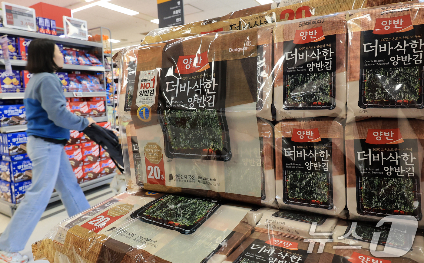 (서울=뉴스1) 이호윤 기자 = 10일 서울시내 한 대형마트에 김이 진열돼 있다. 지난 9일 관세청에 따르면 올해 1~11월 농·축·수·산물, 가공식품 등 K-푸드 수출액은 1년 …