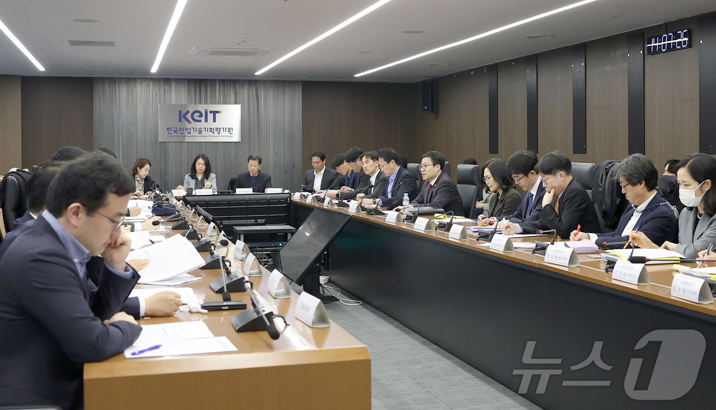 (서울=뉴스1) = 여한구 산업통상자원부 통상교섭본부장이 10일 오후 서울 중구 대한상공회의소에서 열린 '제52차 통상추진위원회'를 주재하고 있다. (산업통상자원부 제공. 재판매 …