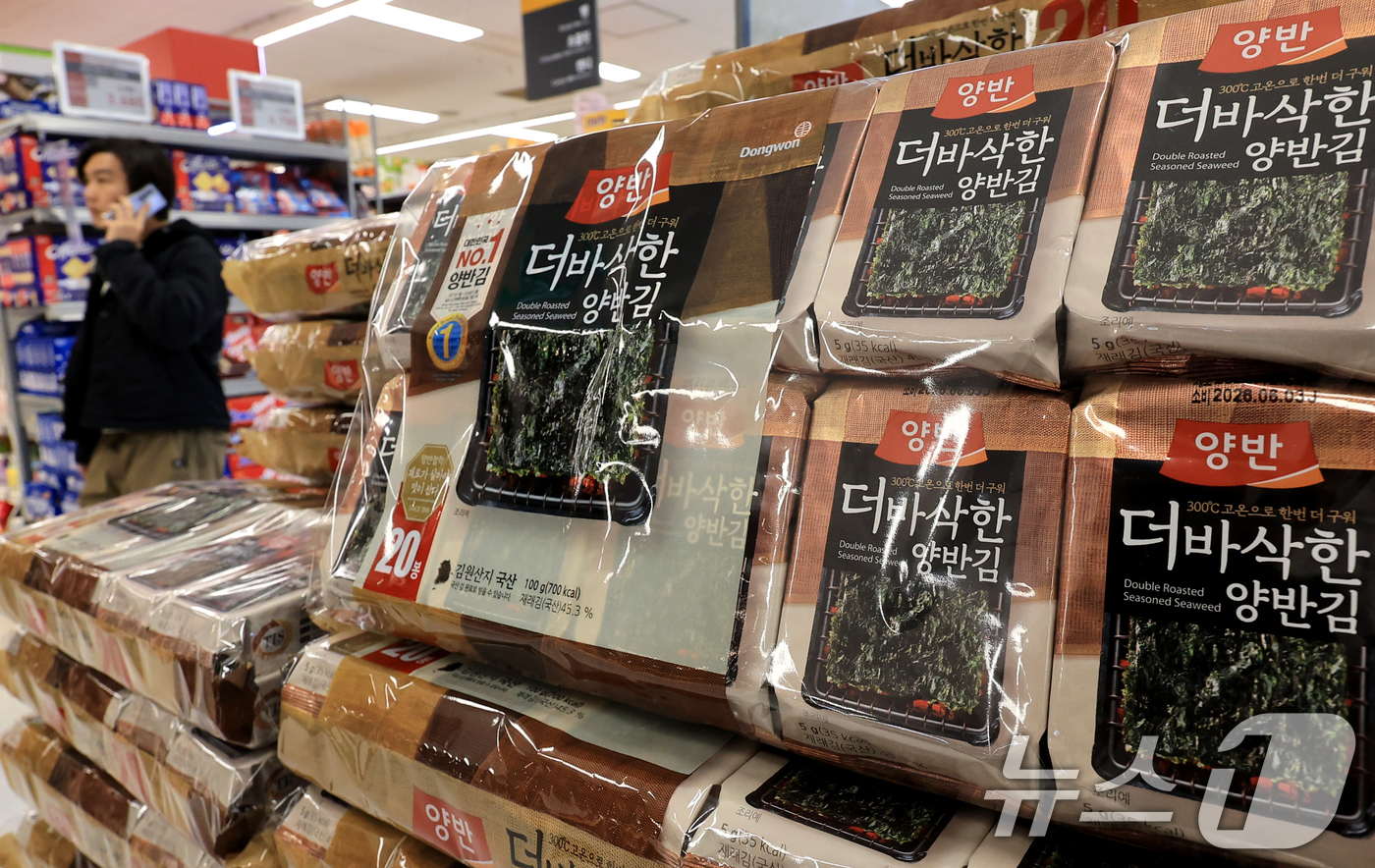 (서울=뉴스1) 이호윤 기자 = 10일 서울시내 한 대형마트에 김이 진열돼 있다. 지난 9일 관세청에 따르면 올해 1~11월 농·축·수·산물, 가공식품 등 K-푸드 수출액은 1년 …