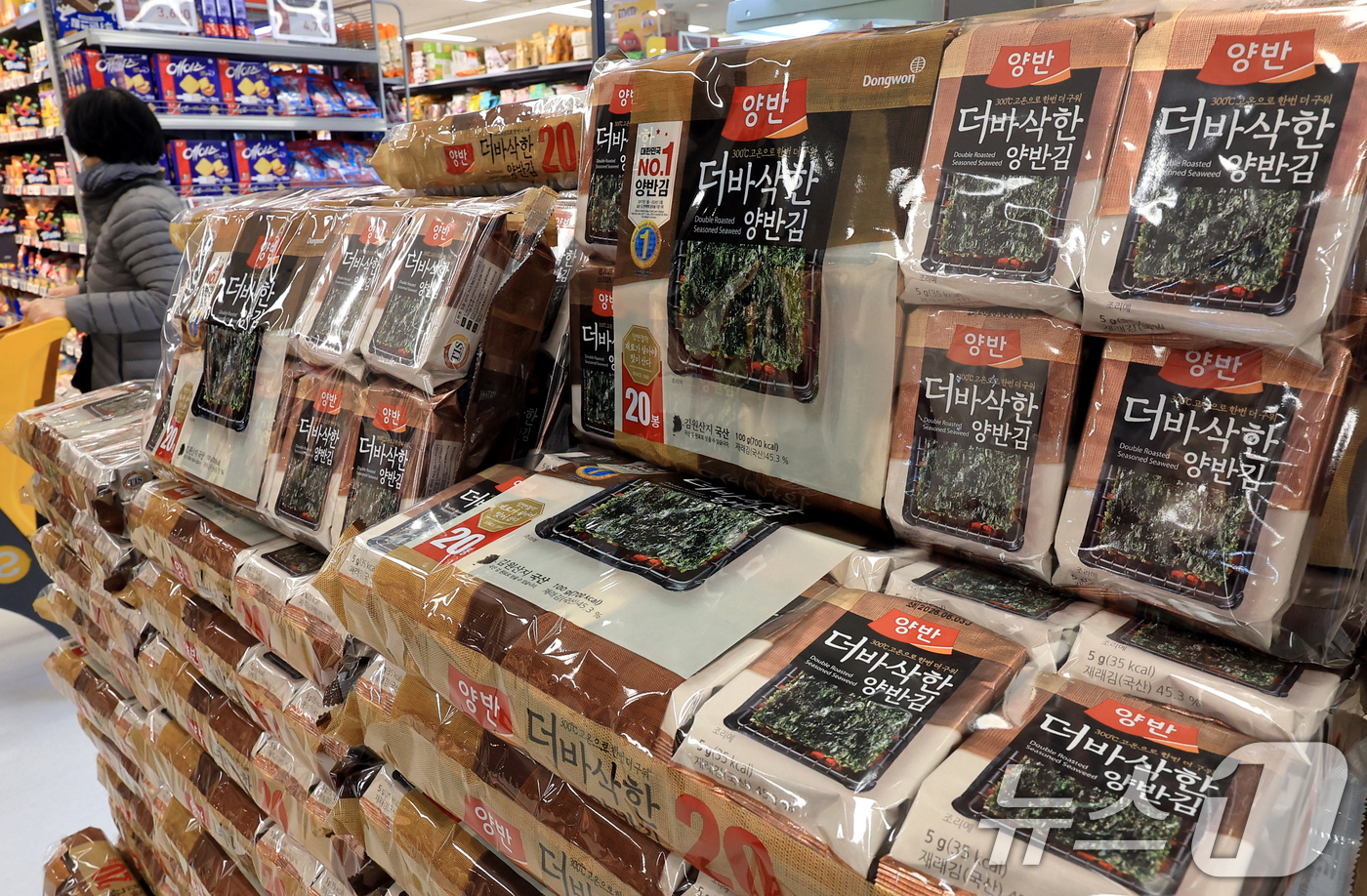 (서울=뉴스1) 이호윤 기자 = 10일 서울시내 한 대형마트에 김이 진열돼 있다. 지난 9일 관세청에 따르면 올해 1~11월 농·축·수·산물, 가공식품 등 K-푸드 수출액은 1년 …