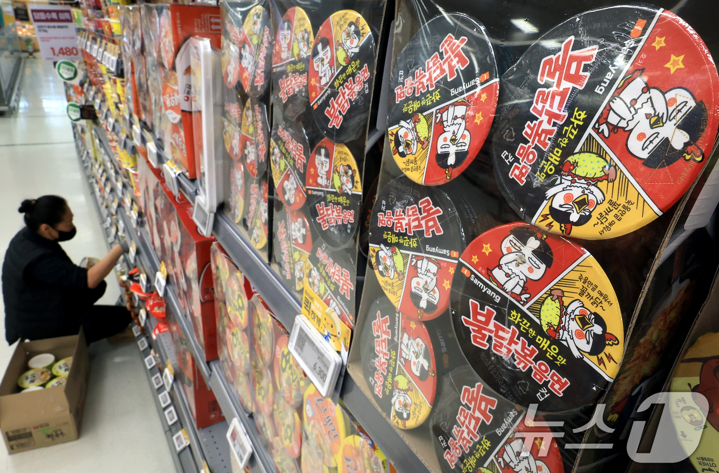 (서울=뉴스1) 이호윤 기자 = 10일 서울시내 한 대형마트에서 관계자가 컵라면을 진열하고 있다. 지난 9일 관세청에 따르면 올해 1~11월 농·축·수·산물, 가공식품 등 K-푸드 …