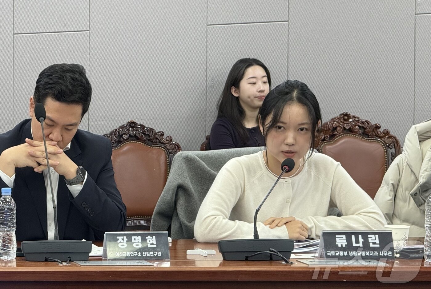 본문 이미지 - 장명현 여신금융연구소 선임연구원(왼쪽), 류나린 국토교통부 생활교통복지과 사무관 ⓒ News1 윤슬빈 관광전문기자