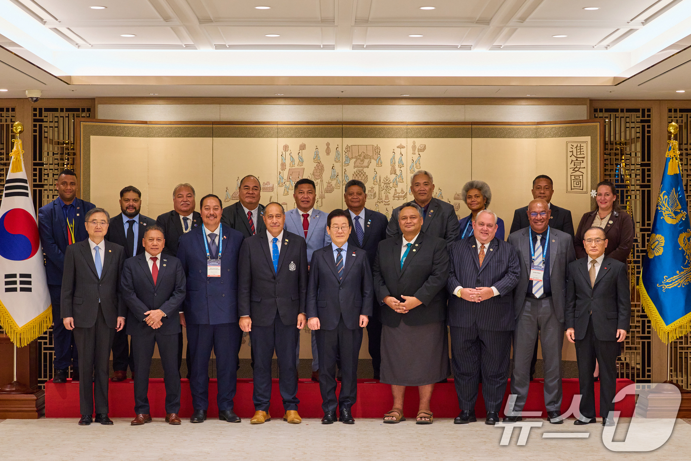 (서울=뉴스1) 허경 기자 = 이재명 대통령이 10일 서울 용산 대통령실 청사에서 열린 태평양도서국 외교장관 단체 접견에서 참석자들과 함께 기념촬영을 하고 있다. (대통령실 제공. …