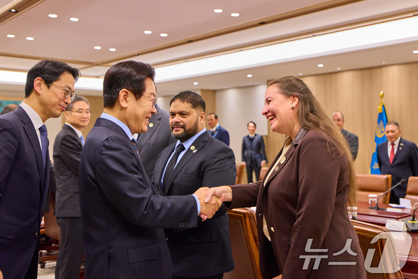 (서울=뉴스1) 허경 기자 = 이재명 대통령이 10일 서울 용산 대통령실 청사에서 열린 태평양도서국 외교장관 단체 접견에서 참석자들과 인사하고 있다. (대통령실 제공. 재판매 및 …