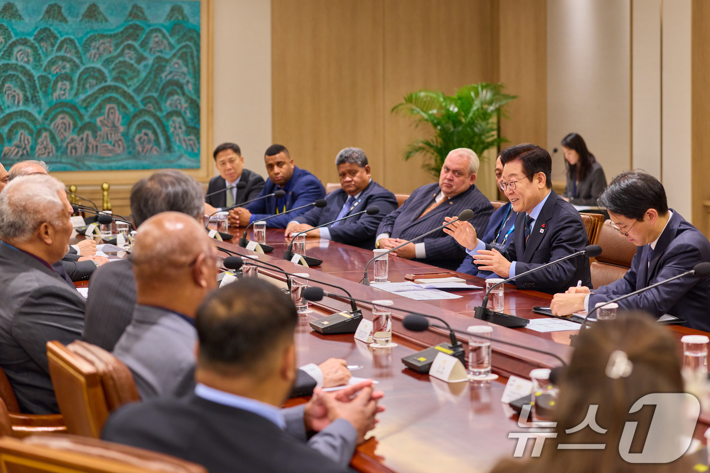 (서울=뉴스1) 허경 기자 = 이재명 대통령이 10일 서울 용산 대통령실 청사에서 열린 태평양도서국 외교장관 단체 접견에서 발언하고 있다. (대통령실 제공. 재판매 및 DB 금지) …