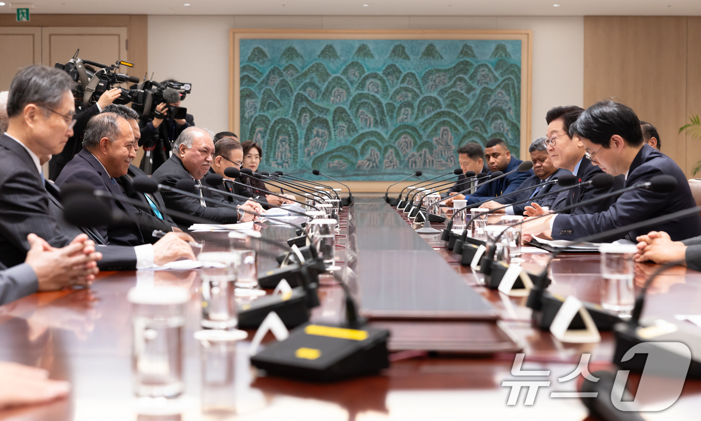 (서울=뉴스1) 허경 기자 = 이재명 대통령이 10일 서울 용산 대통령실 청사에서 태평양도서국 외교장관 단체를 접견하고 있다. (대통령실 제공. 재판매 및 DB 금지) 2025.1 …