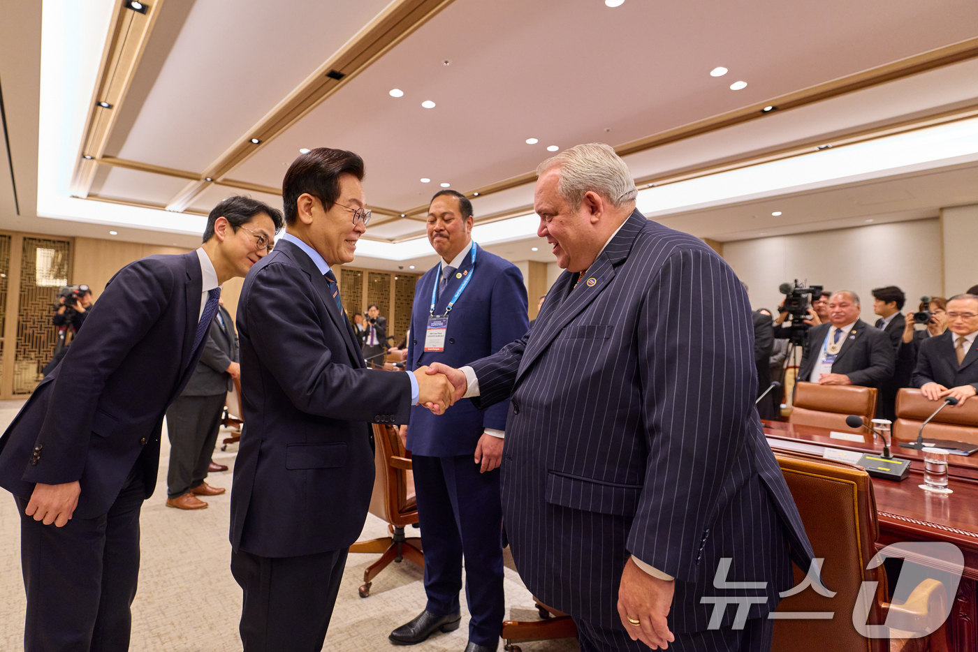 (서울=뉴스1) 허경 기자 = 이재명 대통령이 10일 서울 용산 대통령실 청사에서 열린 태평양도서국 외교장관 단체 접견에서 참석자들과 인사하고 있다. (대통령실 제공. 재판매 및 …